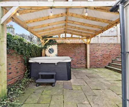 Artists' Abode - Hot Tub Retreat *