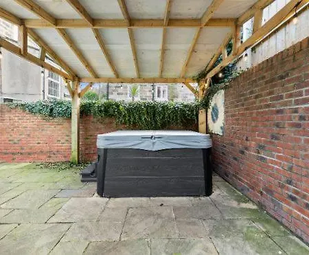 Artists' Abode - Hot Tub Retreat *