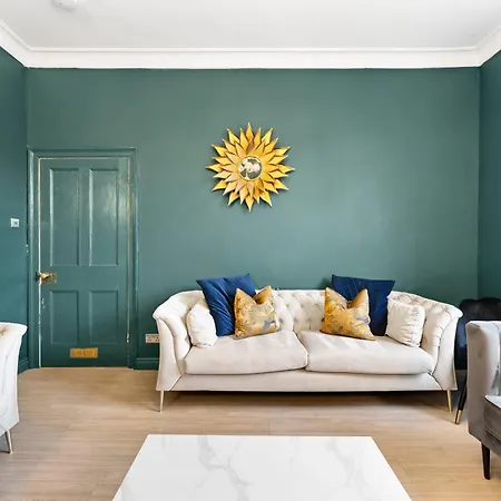 Artists' Abode - Hot Tub Retreat